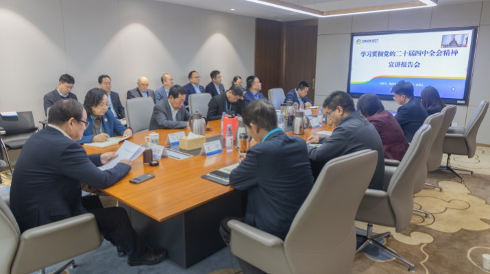 為深入學(xué)習(xí)宣傳貫徹黨的二十屆四中全會(huì)精神，切實(shí)把思想和行動(dòng)統(tǒng)一到黨中央決策部署上來(lái)。按照省委、省政府國(guó)資委黨委部署要求，11月27日，甘肅文旅集團(tuán)召開(kāi)黨的二十屆四中全會(huì)精神專(zhuān)題宣講會(huì)，集團(tuán)黨委書(shū)記、董